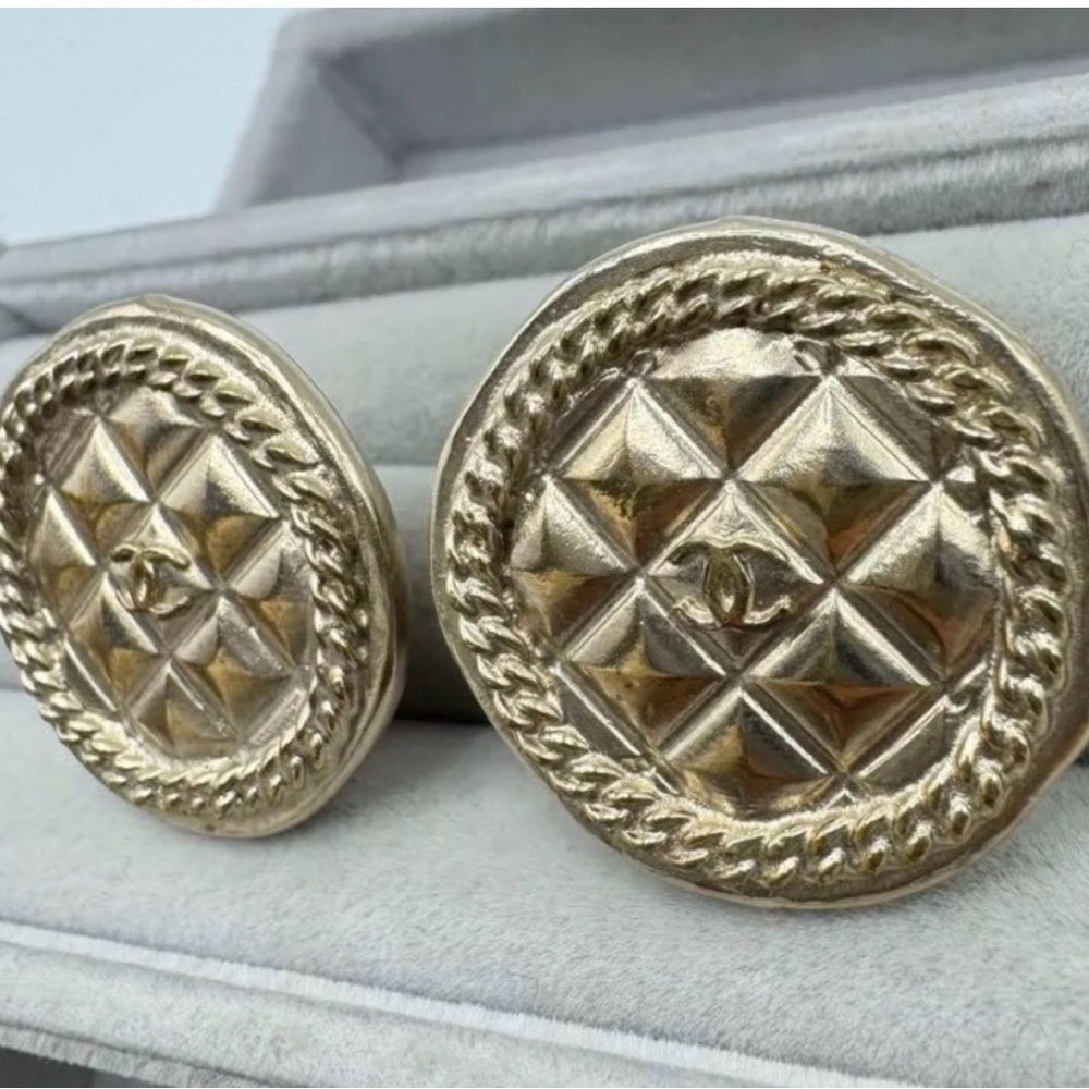 Vintage Chanel CC Matelasse clip-on earrings - Picture 14 of 15